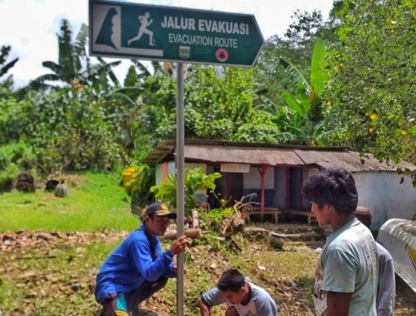 Tanda Jalur Evakuasi di Pantai Lenggoksono Dipasang, Bantu Wisatawan Selamatkan Diri Kala Tsunami