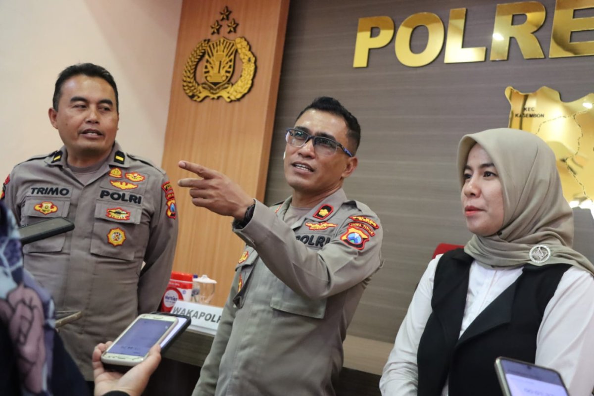 Via Zoom, Wakapolres Batu Bersama Jurnalis Pokja Polres Batu Ikuti Diskusi dan Pelatihan Peliputan Pemilu 2024 yang Digelar Polda Jatim