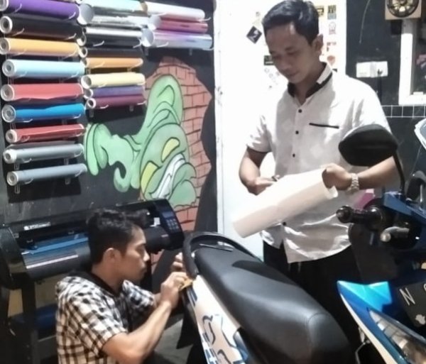 Tekuni Bisnis Cutting Sticker, Mengais Rejeki dari Trend Hobby Menghias Otomotif
