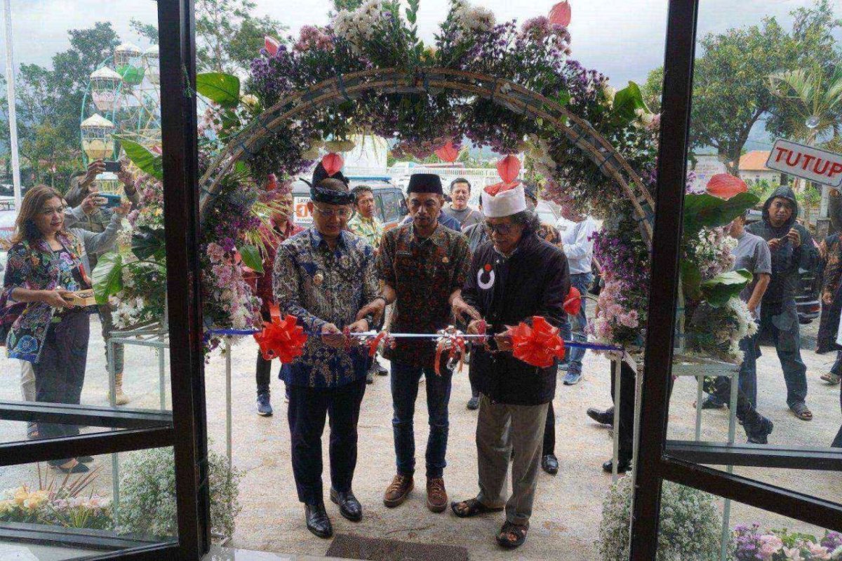 Resmikan Kantor Desa Bulukerto, Pj. Wali Kota Batu Harapkan Kinerja Pemdes Bulukerto Meningkat