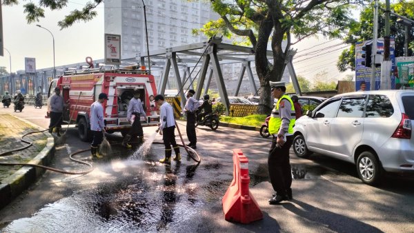Cegah Laka Lantas, Anggota Polsek Lowokwaru, Polresta Malang Kota Gercep Bersihkan Tumpahan Oli