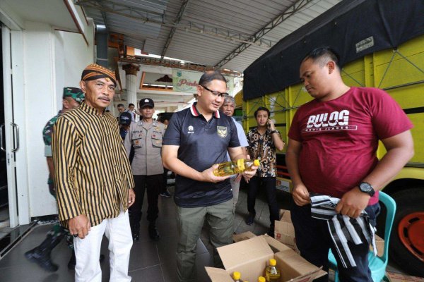 Pastikan Tepat Sasaran, Pj. Wali Kota Batu Aries Tinjau Operasi Pasar Murah di Desa Giripurno