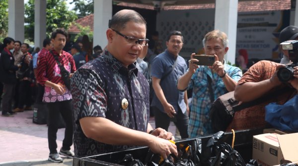 Operasi Pasar Hari Ketiga Diserbu Masyarakat, Pj. Wali Kota Batu Dr. Aries: Jaga Daya Beli dan Menekan Inflasi