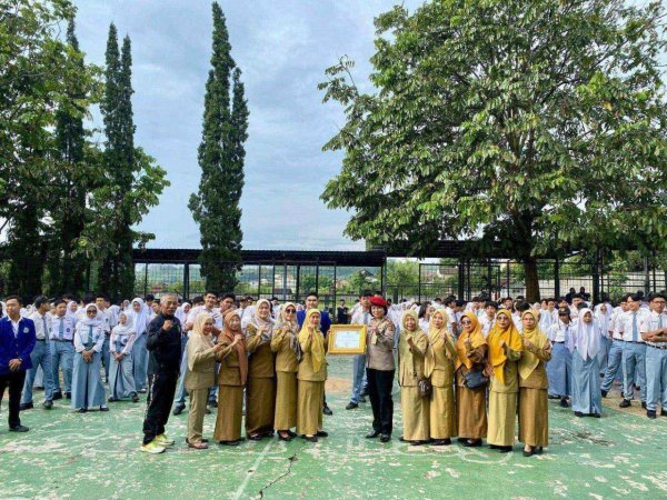 BNN Kota Batu Berikan Penghargaan SMA 2 Kota Batu, AKBP Renny: Konsisten Deteksi Dini Narkoba