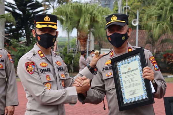 Kapolres Batu AKBP Oskar, Berikan Reward 18 Anggota Berprestasi