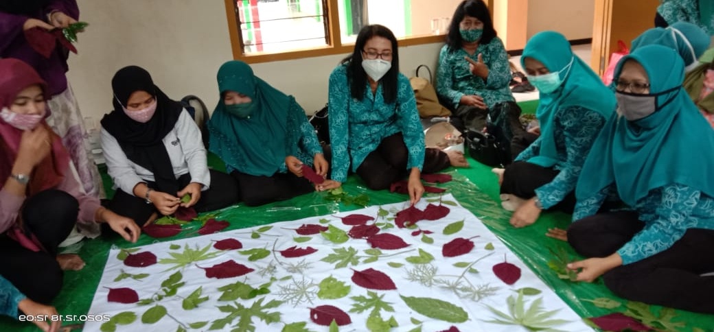 Pelatihan Batik Ecoprint di Tengah Corona, Diharapkan Jadi Penambah Income Ibu PKK Kromengan