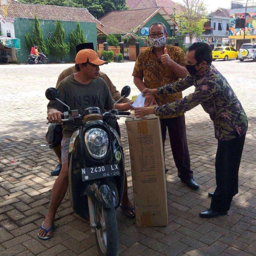 Dinsos Pemkot Batu Berikan Bantuan Kursi Roda untuk Penyandang Disabilitas