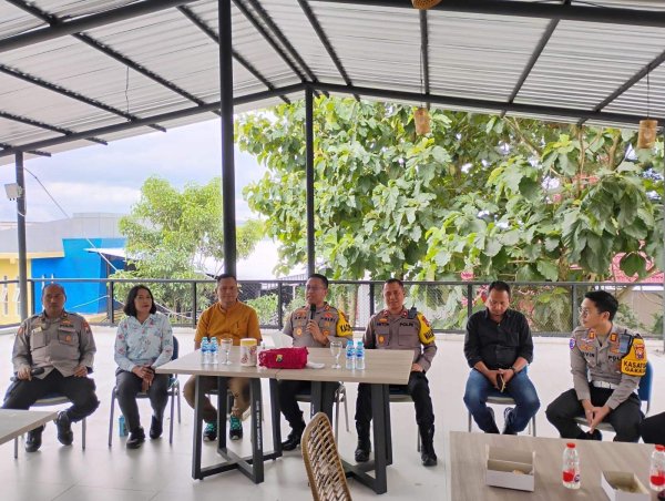 Kapolres Batu, AKBP Dr. Aris Purwanto Ajak Sinergi Bersama Para Awak Media, Ucapkan Selamat Hari Pers Nasional di Cafe SAE