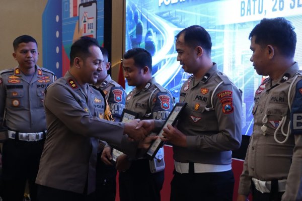 Momen Peringatan Hari Lalu Lintas Bhayangkara ke-69, Kapolres Batu AKBP Andi Berikan Reward Anggotanya