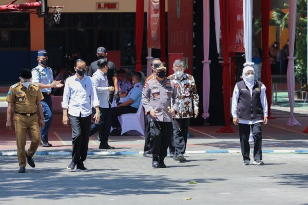Presiden RI Jokowi, Didampingi Forkopimda Tinjau Pelaksanaan Vaksinasi di Ponorogo