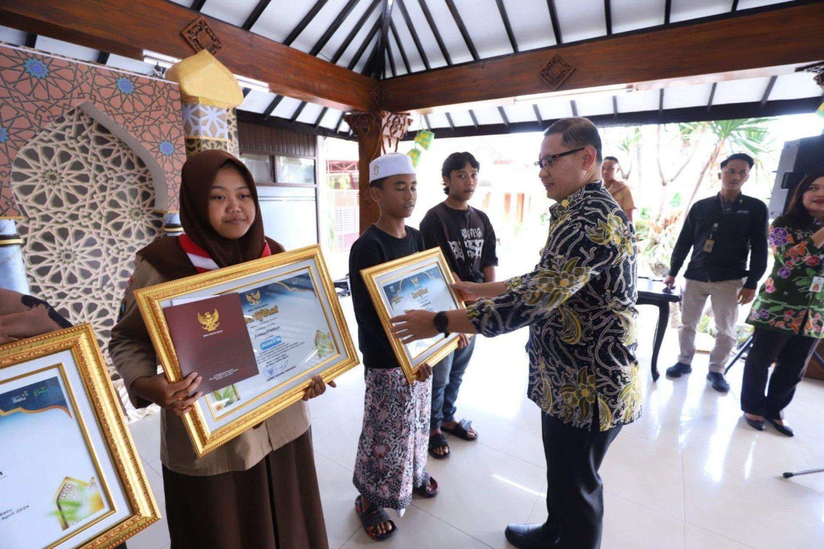 Pj. Wali Kota Batu Aries Serahkan Penghargaan Pemenang Lomba KWB Ramadan Fest dan Kejurkot PBSI