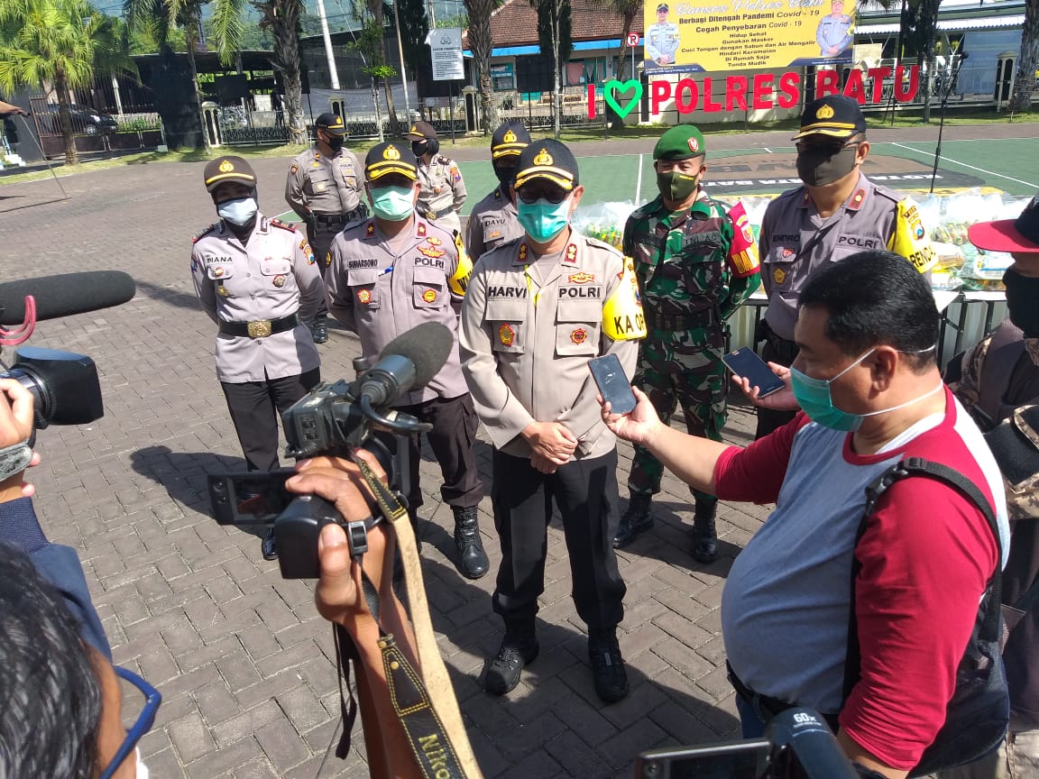 Ditengah Pandemi Covid-19, Kapolres Batu Bagikan 2000 Sembako