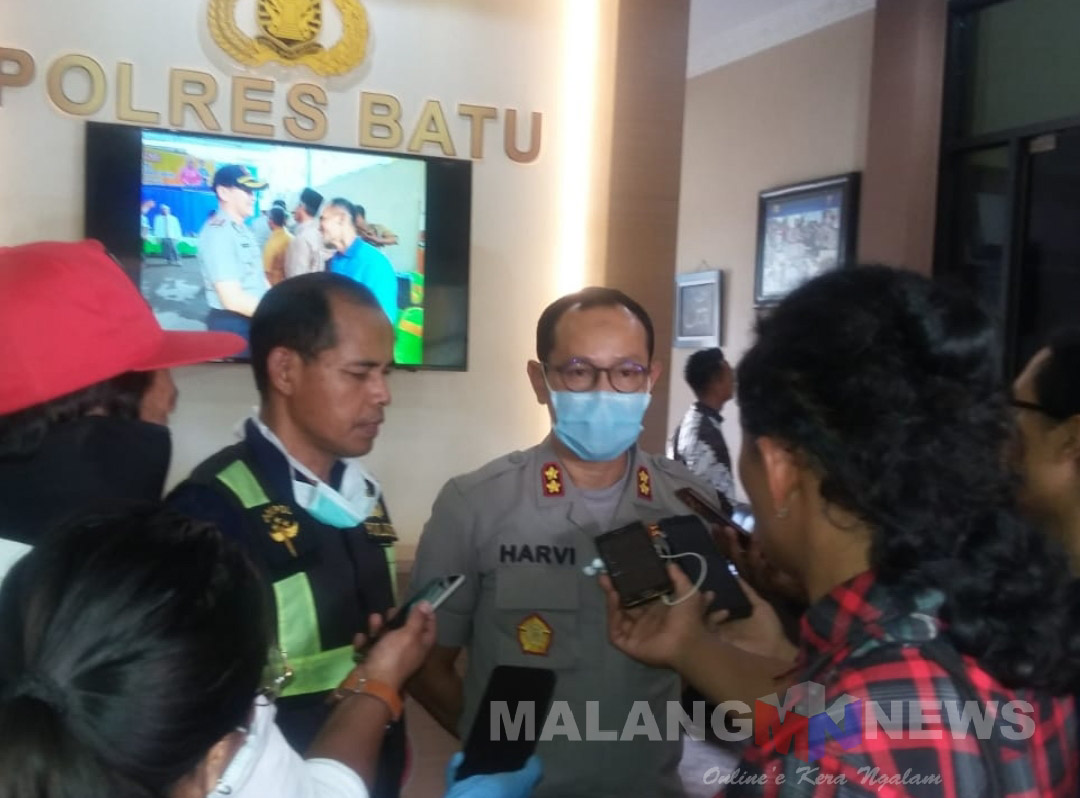 Antisipasi Covid-19, Polres Batu Lakukan Penyemprotan Cairan Desinfektan