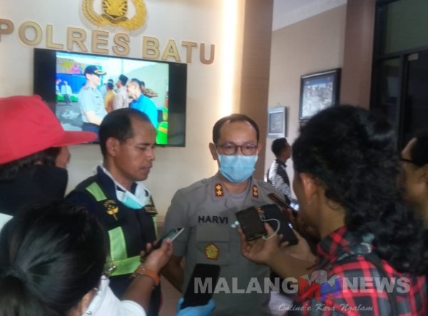 Antisipasi Covid-19, Polres Batu Lakukan Penyemprotan Cairan Desinfektan