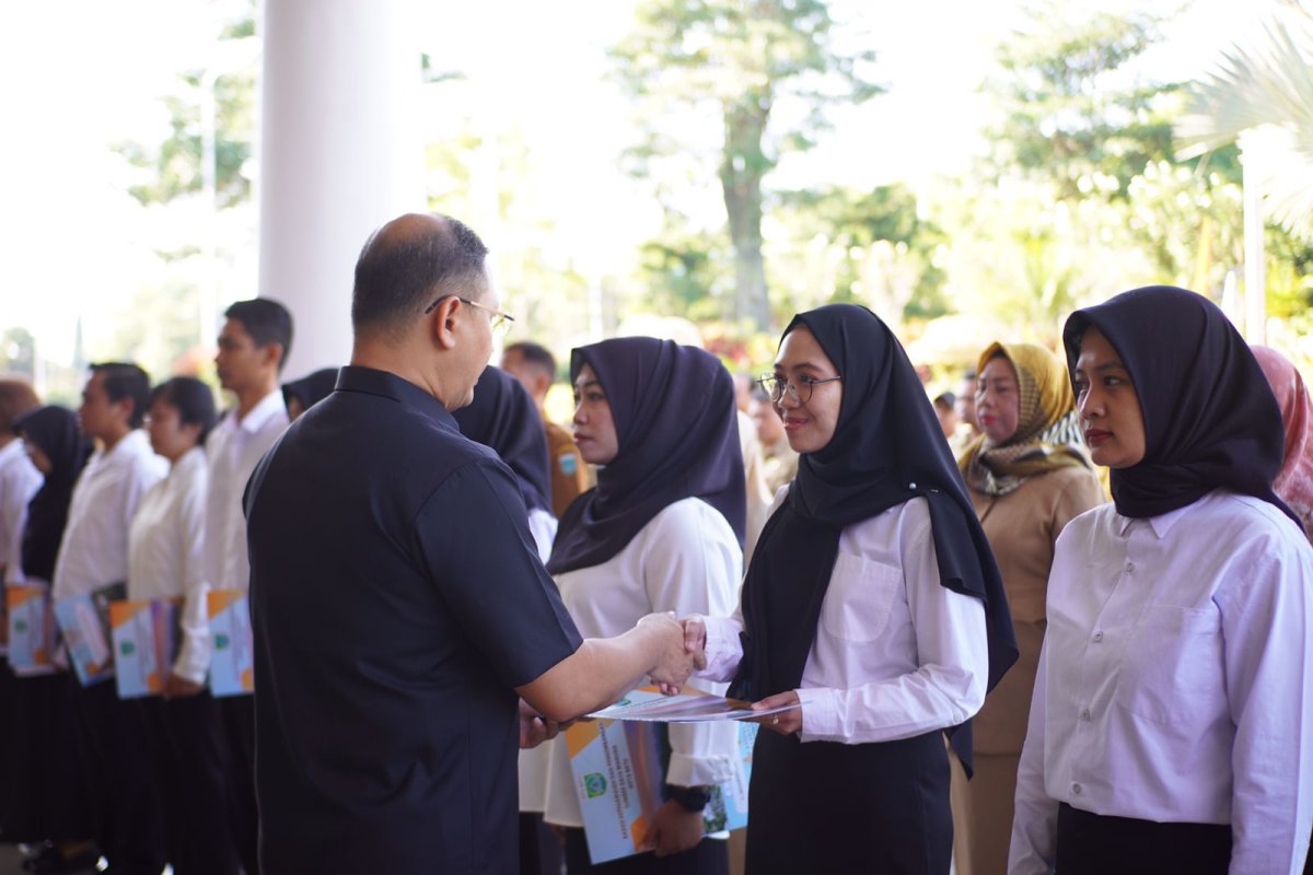 Pj. Wali Kota Batu Serahkan SK PPPK Kepada 12 Jabatan Fungsional Tenaga Kesehatan Formasi Tahun 2023