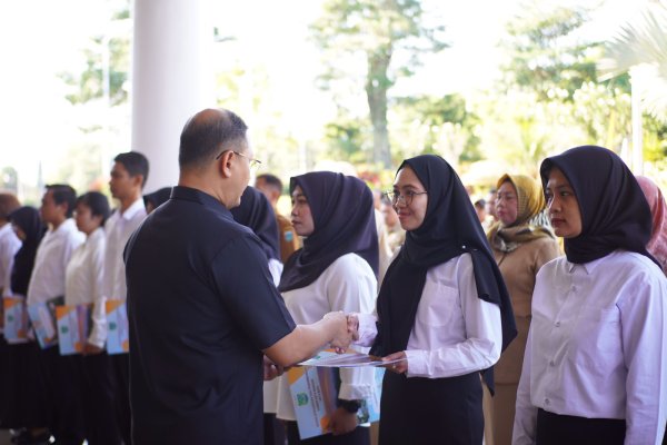 Pj. Wali Kota Batu Serahkan SK PPPK Kepada 12 Jabatan Fungsional Tenaga Kesehatan Formasi Tahun 2023