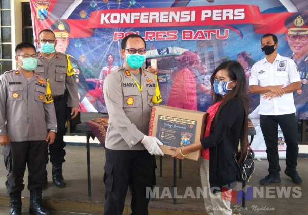 Dampak Covid-19, Kapolres Batu Bagikan Sembako Kepada Wartawan