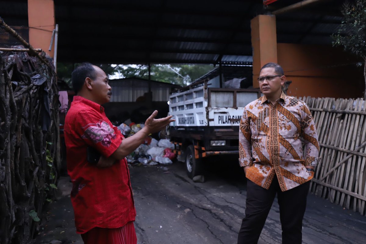 Pj. Wali Kota Batu Dr. Aries Pantau Penanganan Sampah di TPS Stadion dan Pasar Induk Among Tani