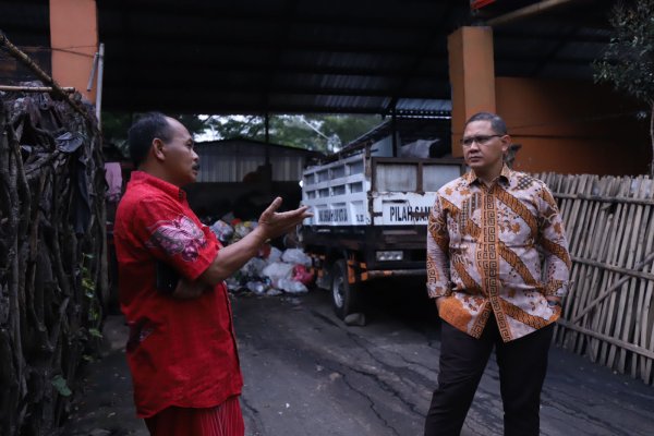 Pj. Wali Kota Batu Dr. Aries Pantau Penanganan Sampah di TPS Stadion dan Pasar Induk Among Tani