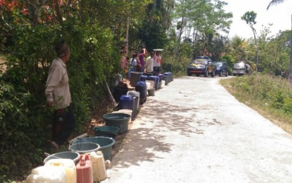 Dilanda Kekeringan, FSI Sedekah Air di Desa Sumberoto Donomulyo