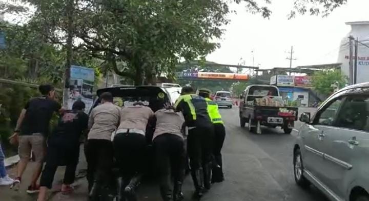 Tim Urai Tanggap Personel Satlantas Polres Batu, Bantu Dorong Mobil Wisatawan yang Mogok