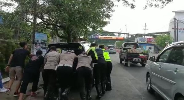 Tim Urai Tanggap Personel Satlantas Polres Batu, Bantu Dorong Mobil Wisatawan yang Mogok