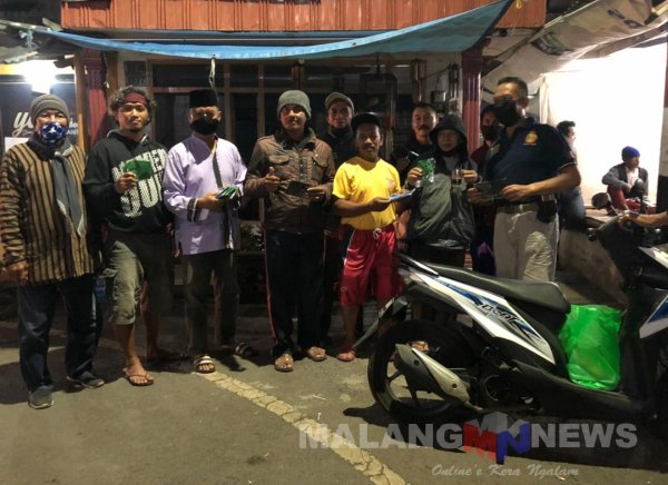 Cegah Penyebaran Covid-19, KBO Sat Sabhara Polres Batu bagikan Masker