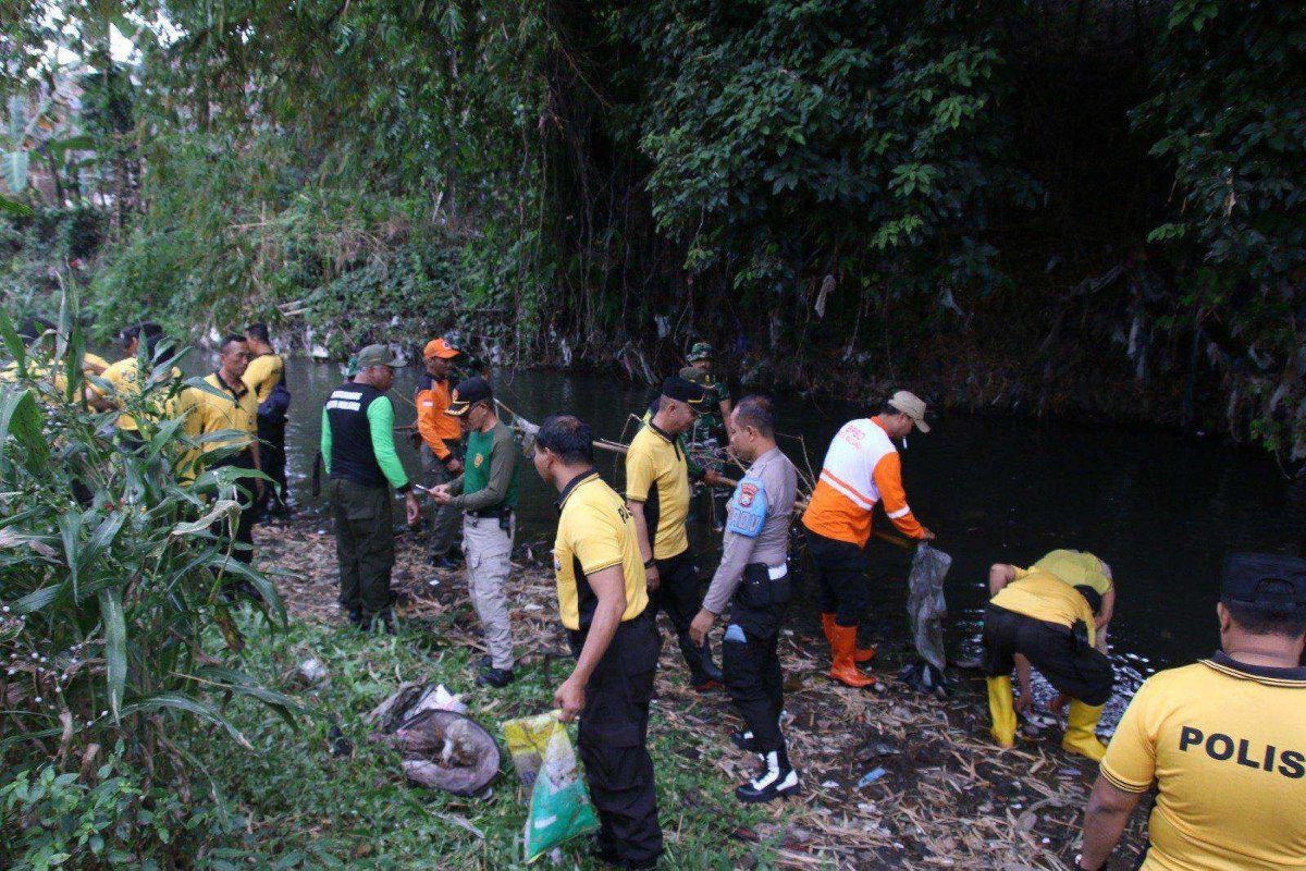 Gerakan Peduli Lingkungan, Polresta Malang Kota Kerja Bakti Serentak