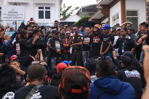 Kajari Batu Agus Rujito Temui Aremania di Depan Kantor Kejari Batu
