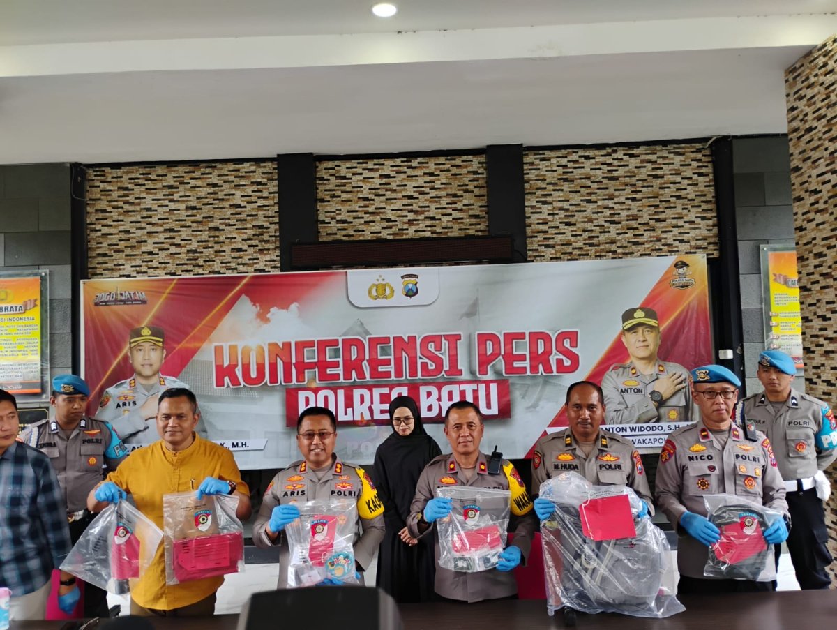Ungkap Kasus Pembobol Brankas Emas di Tlekung, Kapolres Batu, AKBP Dr. Aris Purwanto Pimpin Konferensi Pers