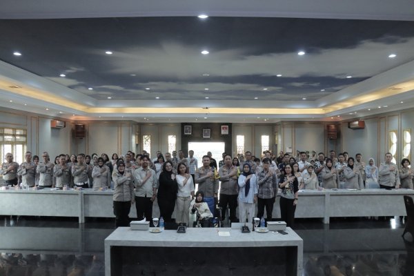 Belajar Bahasa Isyarat, Polresta Malang Kota Bekali Personel Pelayanan Bagi Kelompok Rentan