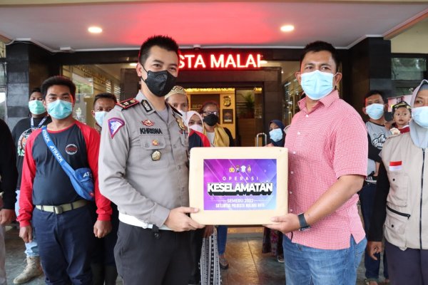 Momentum Operasi Keselamatan Semeru 2022, Satlantas Polresta Malang Kota Beri Helm Relawan