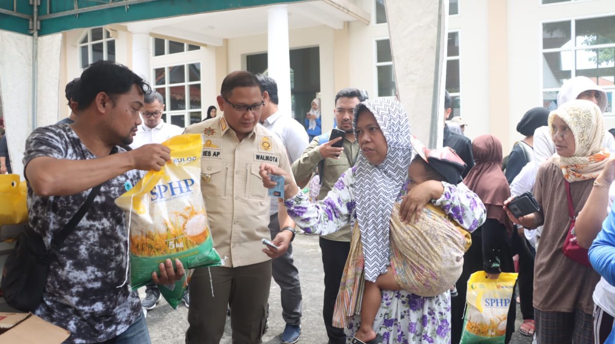 Operasi Pasar Murah di Balai Desa Pandanrejo Diserbu Masyarakat, Pj. Wali Kota Batu Dr. Aries: Upaya untuk Menekan Inflasi
