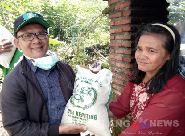 Bantu Masyarakat Terdampak Covid-19, DPC PKB Kota Batu Bagikan Beras 1 Ton