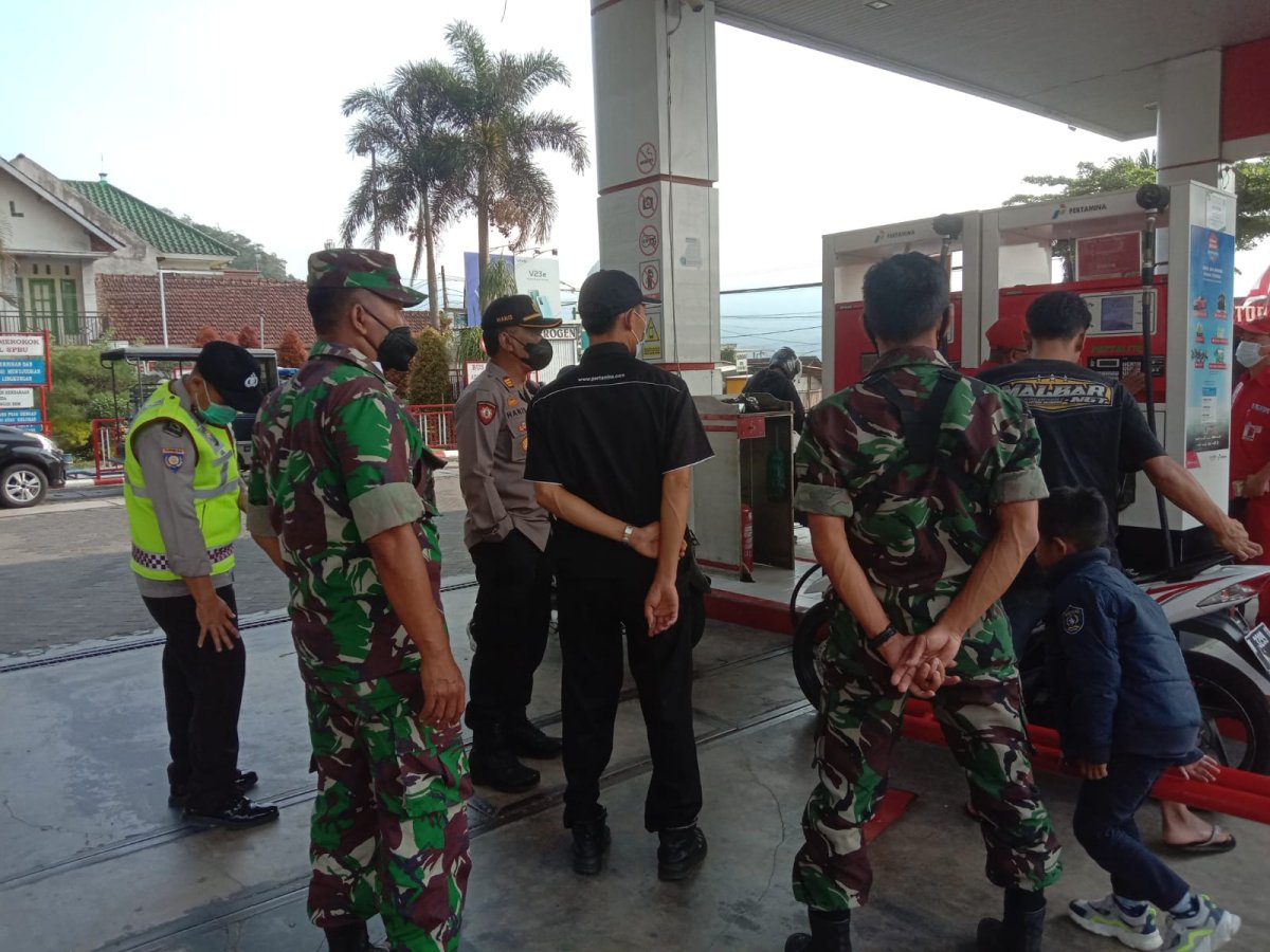 Harga BBM Resmi Naik, Polres Batu Bersama TNI Pantau dan Siaga Patroli di SPBU