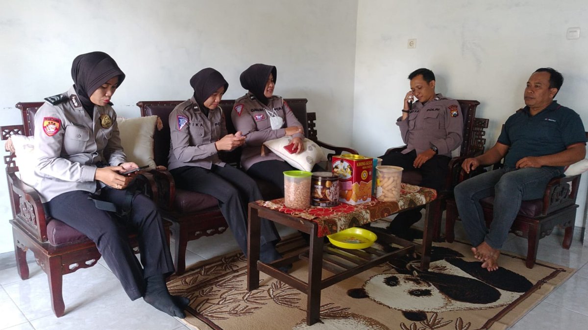 Jaga Harkamtibmas dan Berikan Rasa Aman Kepada Masyarakat, Polisi RW Polres Batu Sambang Desa