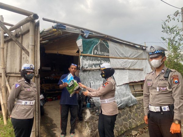 Peduli Sesama, Kasat Lantas Polres Batu AKP Lya Bagikan Sembako