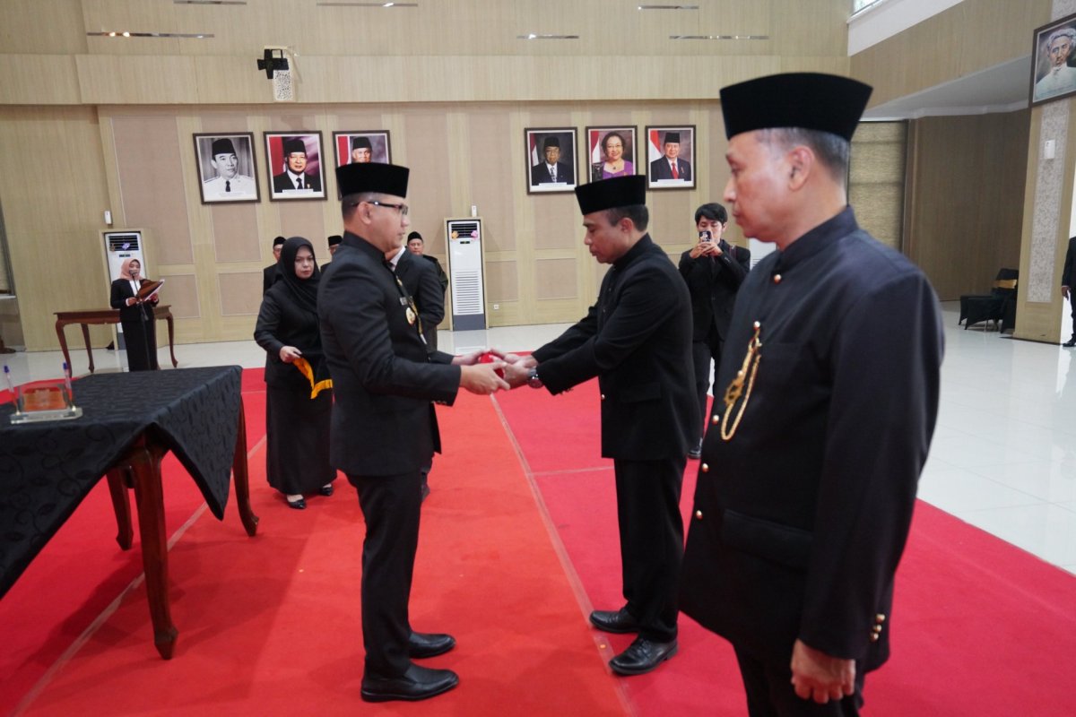 Pj. Wali Kota Batu Dr. Aries Lantik Kasatpol PP dan Kadishub Pemkot Batu