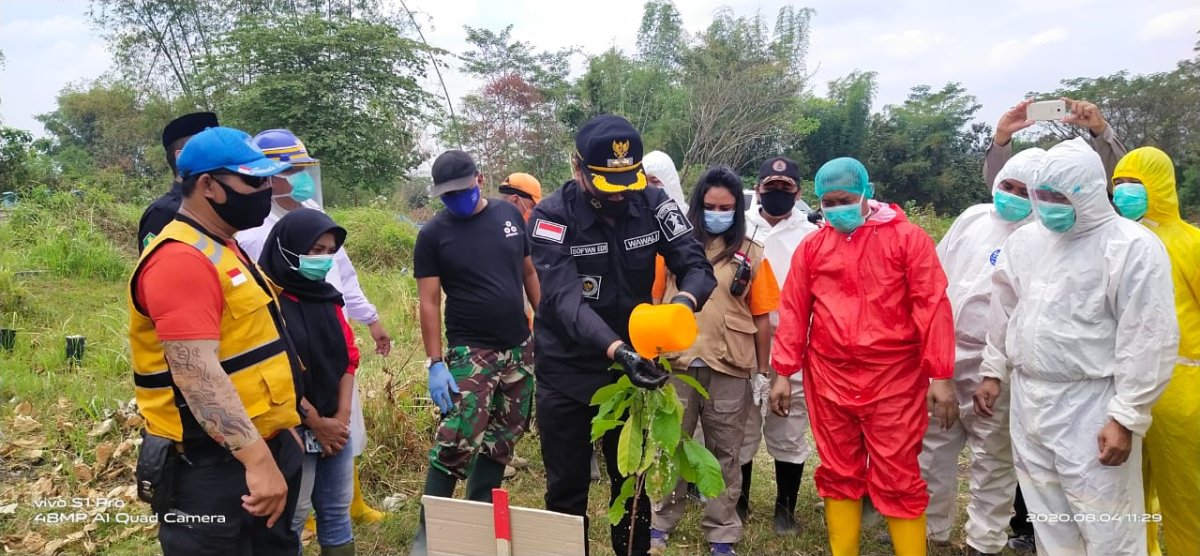 Simbol Tempat Pemakaman Covid-19, Wawali Malang Tanam Coklat