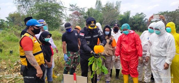 Simbol Tempat Pemakaman Covid-19, Wawali Malang Tanam Coklat