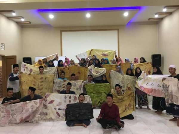 Bina Santri Kala Pandemi, Ulfah Ciptakan Al-Adalah Ecoprint