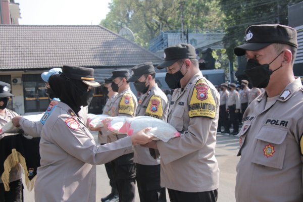 Polresta Malang Kota Salurkan Bansos Bagi Masyarakat Terdampak BBM dan Covid-19