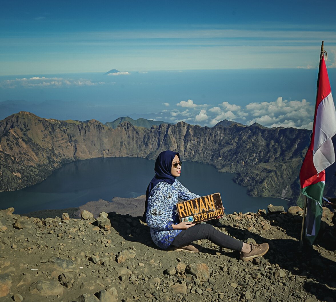 Kisah Unik Luky Perempuan Pendaki,Peringati Harlah Pancasila di Rinjani