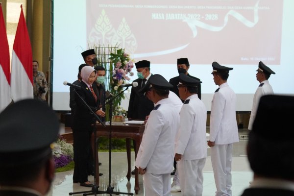 Wali Kota Batu Dewanti Rumpoko, Lantik Lima Kepala Desa Terpilih 2022