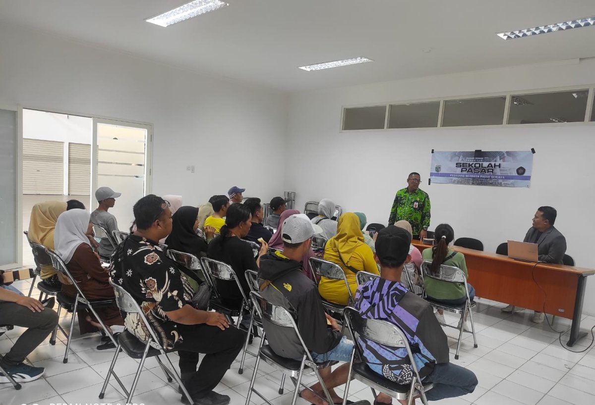 Tingkatkan Kompetensi Pedagang Pasar Induk Among Tani, Diskoperindag Bersama Tim Pengabdian Masyarakat UB Gelar Sekolah Pasar