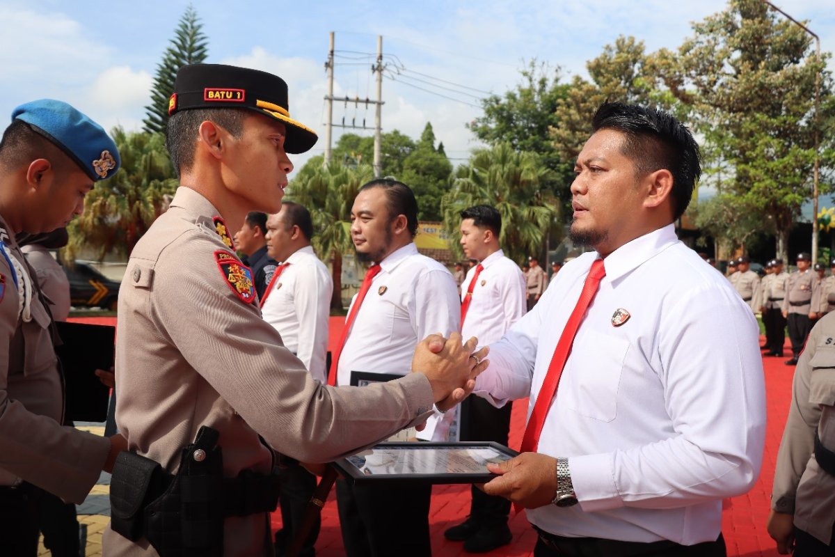 Berikan Reward Anggotanya, Kapolres Batu AKBP Oskar: Terus Tingkatkan Kinerja