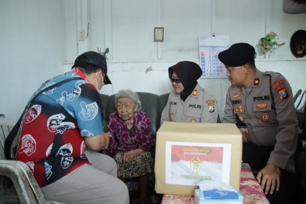 Bhakti Bhayangkara, Polresta Malang Kota Salurkan Bantuan Kepada Lansia Berusia 1 Abad Lebih