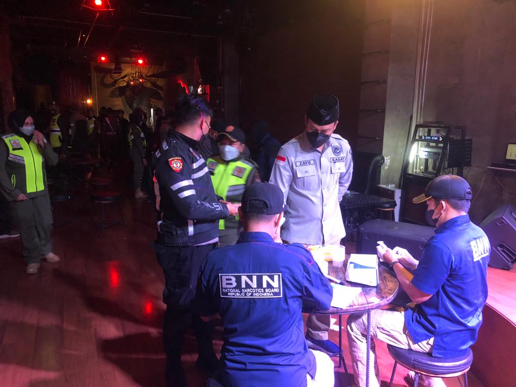 Berantas Peredaran Narkoba, Polres Batu Razia Tempat Hiburan Malam Cafe dan Karaoke