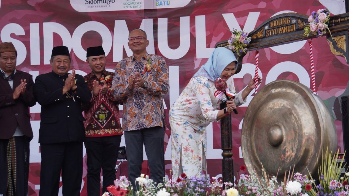 Wali Kota Batu Dewanti Rumpoko, Resmi Buka Sidomulyo Floral Festival 2022