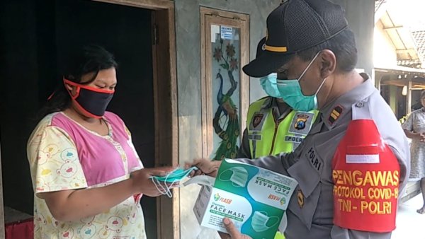 Kapolsek Ngantang Bagikan Masker Gratis, Diapresiasi Masyarakat